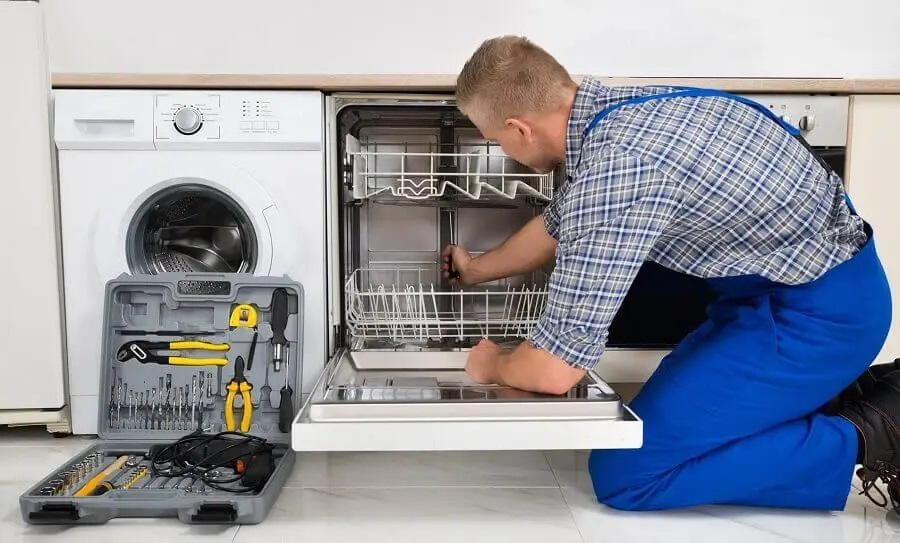 Çiğli Siemens servisi teknisyen ekibi beyaz eşya tamiri yaparken